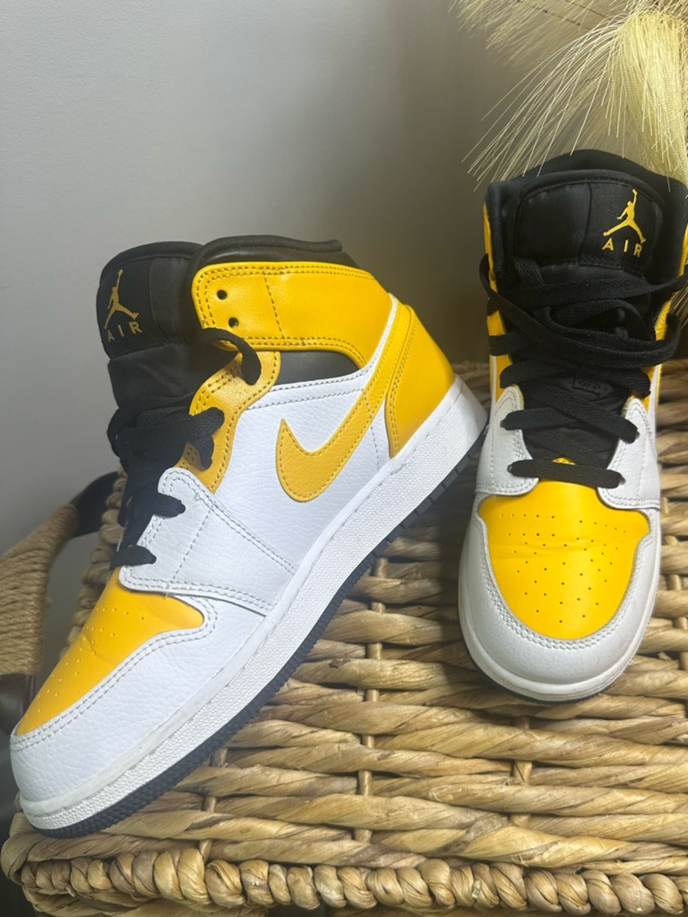 Jordan Mid-Top Sneakers Yellow Black White